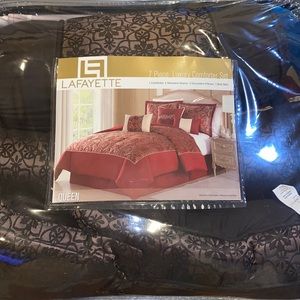 Queen size comforter set minus decorative pillows